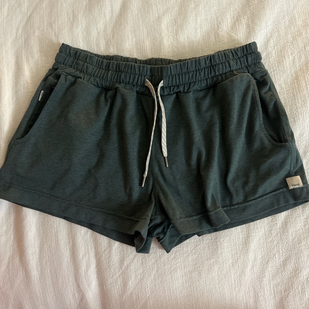 Vuori Women’s athletic drawstring green dreamknit soft comfy shorts size small